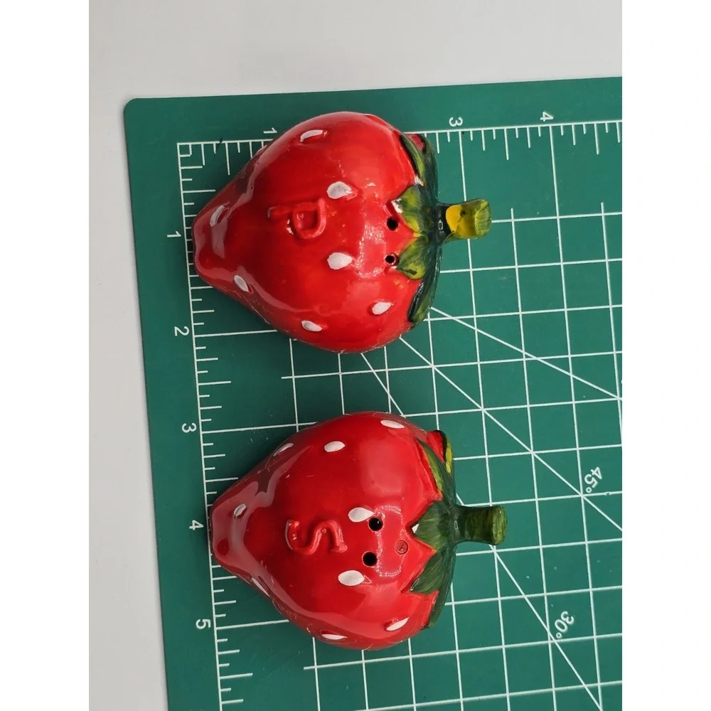 Vintage Ceramic Strawberry Salt and Pepper Shakers Made in Japan Cottage Core 3